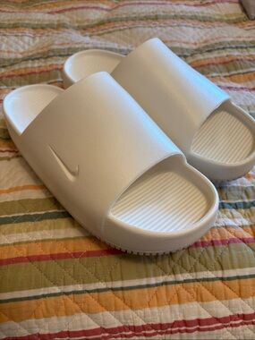 Nike 8 ladies / men’s 7  White Slide Sandals